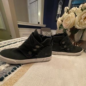 Bohemian Like Low rise Sneaker w/ Buckle Buttons